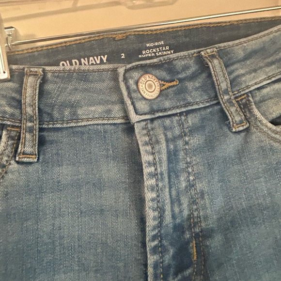 2 pairs of Women’s mid rise rockstar super skinny jeans size 2 never worn. - Picture 2 of 4